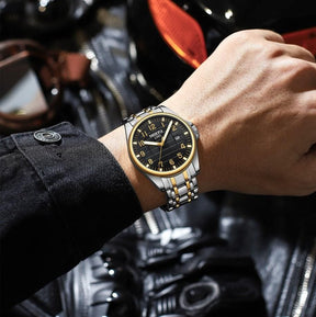 Homem usando o Relógio casual masculino Nibosi Horizont prata e dourado com visor preto