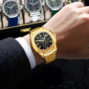 Relógio masculino cronógrafo Nibosi President pulseira de aço inoxidável dourada com visor preto no pulso de um homem elegante