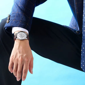 Relógio Nibosi Clássico Masculino com pulseira de couro no pulso de um homem, social e elegante.