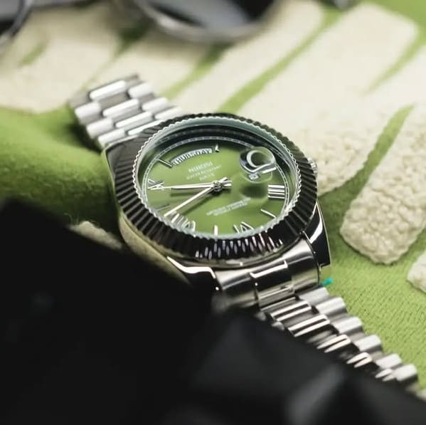 Relógio Nibosi Masculino 2628 Com Pulseira de Aço Inoxidável Prata e Visor Verde 
