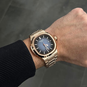 Homem usando o relogio Nibosi masculino com um estilo social, destacando seu minimalismo e versatilidade