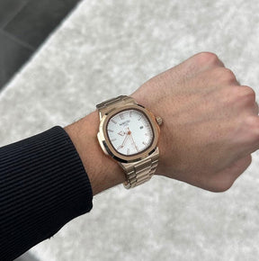Homem usando o relogio Nibosi masculino com um estilo social, destacando seu minimalismo e versatilidade
