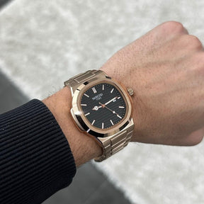 Homem usando o relogio Nibosi masculino com um estilo social, destacando seu minimalismo e versatilidade