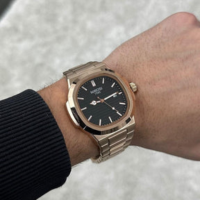 Zoom do mostrador com um homem usando o relogio Nibosi masculino com um estilo social, destacando seu minimalismo e versatilidade